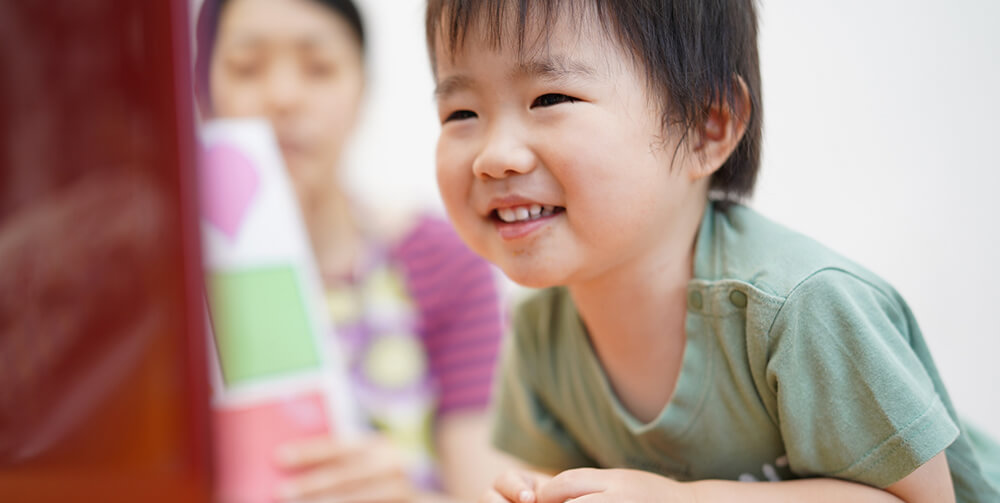 プログラミングを学習中の男の子